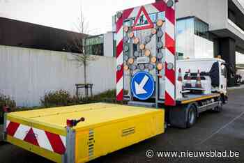 Bestelwagen knalt tegen botsabsorbeerder:  R4 richting Zelzate versperd