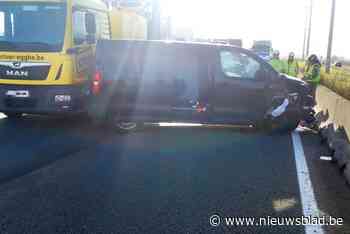 Bestelwagen knalt tegen botsabsorbeerder:  R4 richting Zelzate versperd