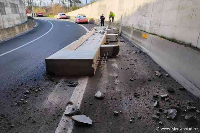 Verkeershinder nadat vrachtwagen lading verliest