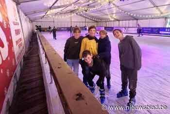 Eerste schaatsers wagen zich op de ijspiste op Heymanplein: “De perfecte ontspanning tijdens de examenperiode”