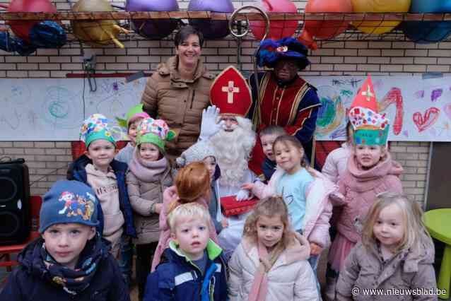 FOTO. Pieten met een platte band en een jarige juf: de Sint kwam niet onopgemerkt langs bij VBS ’t Michieltje