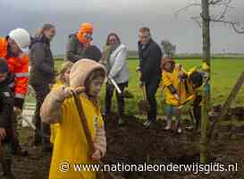 Leerlingen planten bomen tijdens Gelderse Boomfeestdag