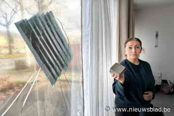 Moeder en dochter zwaar geschrokken nadat onbekende klinker door raam gooit: “Vlak langs mijn hoofd”