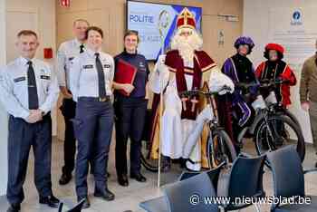 Sinterklaas schenkt drie nieuwe fietsen aan lokale politiezone