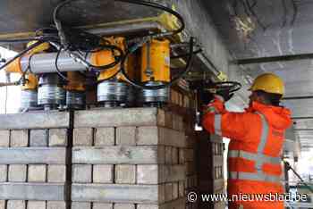 IN BEELD. Millimeter per millimeter lieten ze hem zakken: eerste deel van belangrijke brug ligt op zijn plaats