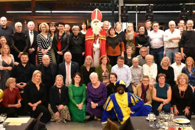 Sinterklaas zet Lennikse vrijwilligers in de bloemetjes