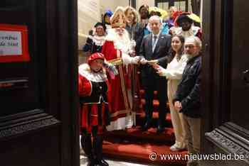 Sinterklaas overhandigt sleutel Huis van de Sint opnieuw aan burgemeester: “Ook volgend jaar neemt goedheiligman zijn intrek in de Stationsstraat”