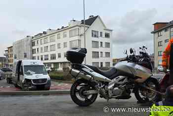 Motard zwaargewond na botsing met bestelwagen