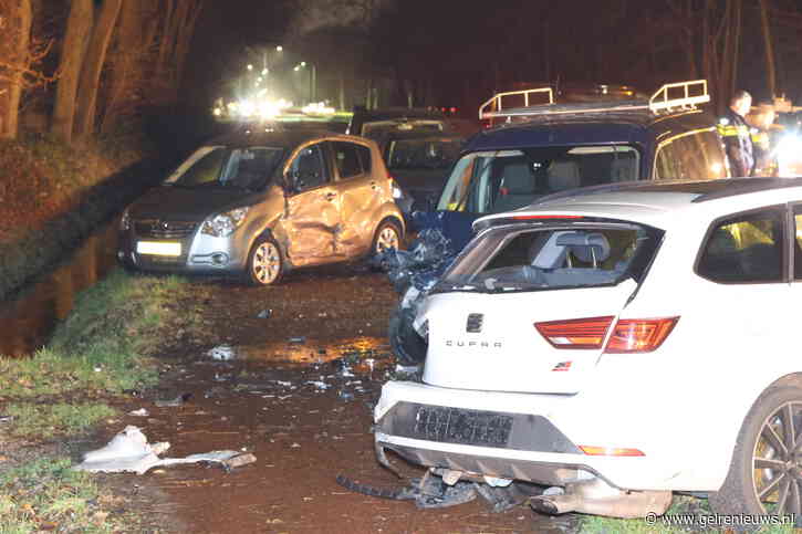 Automobilist onder invloed veroorzaakt ravage na botsing met vijf auto’s