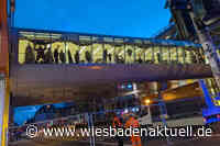 Glascheibe fällt von Einkaufszentrum auf die Straße