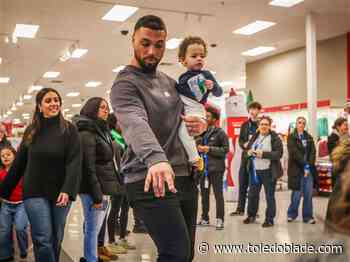 NFL player helps to make the holidays brighter for area families