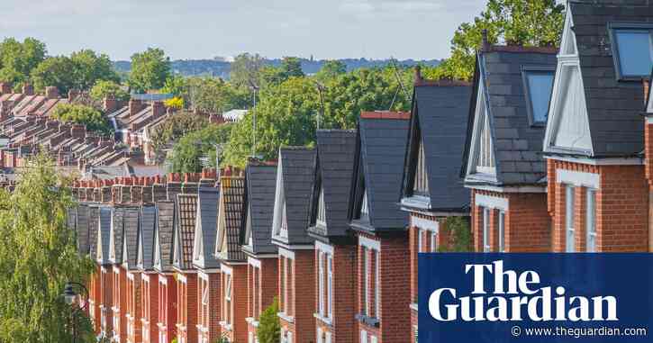 Average UK house price hits record £298,083, says Halifax