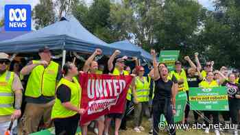 Woolworths says picketers are continuing to block workers in Melbourne