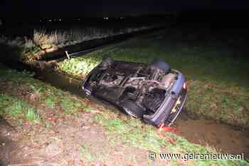 Auto op z’n kop in sloot na inschattingsfout