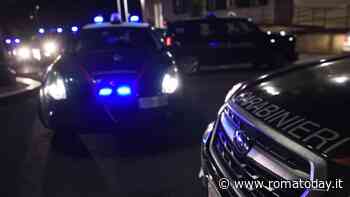 Rissa fra bande di ragazzi fuori dal fast food, 18enne accoltellato alla gamba