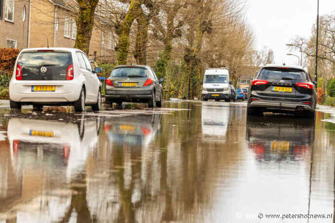 Waterleiding gesprongen in Vinkeveen, veel water op de weg