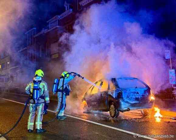 Auto brandt helemaal uit op Ninoofsesteenweg