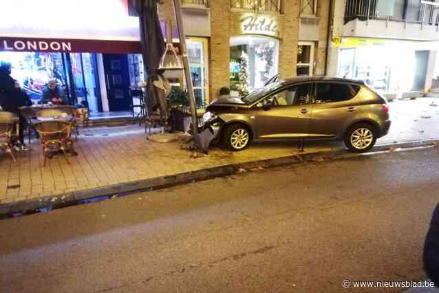 Verlichtingspaal stopt auto vlak voor terras van café: klanten ontsnappen aan ravage