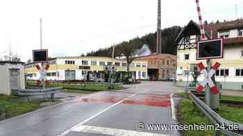 Lkw steckt auf Bahnübergang fest: Zugführer verhindert Unfall – und das sagt die Polizei