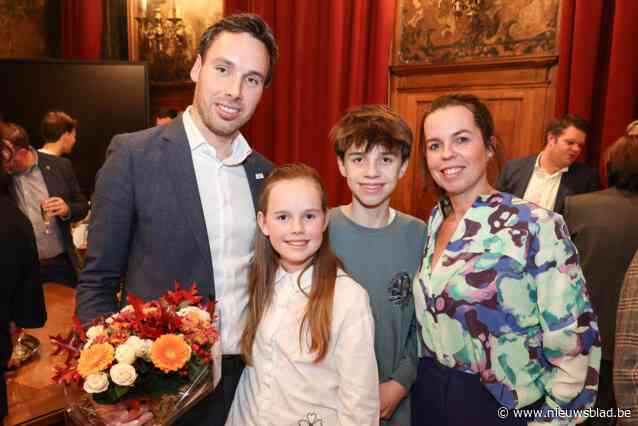 Burgemeester Tom Tachelet van start  met John F. Kennedy-allures: “Laat ons de handen in elkaar slaan en positief samenwerken”