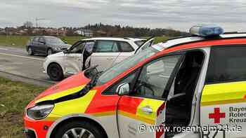 Kreuzungs-Crash auf B304 bei Edling: Notarztwagen prallt gegen Auto