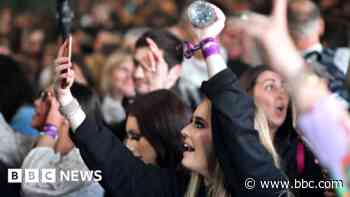 Nightclub stickers over smartphone rule divides the dancefloor