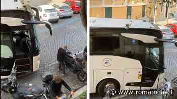 San Pietro, il bus turistico non ci passa: l'autista scende e sposta uno scooter di peso