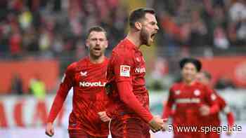2. Fußball-Bundesliga: 1. FC Kaiserslautern schießt sich gegen Karlsruher SC an die Tabellenspitze heran