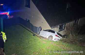 POL-PB: Pkw rutscht Abhang herunter und prallt gegen eine Hauswand