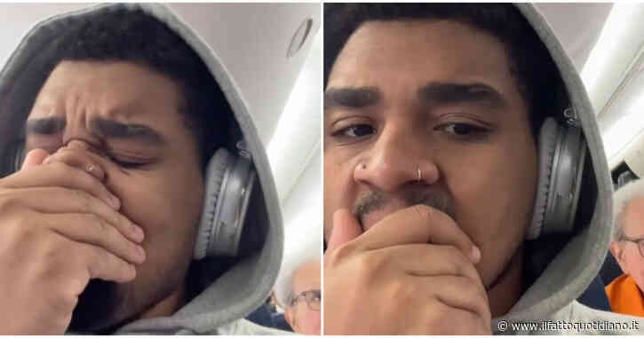 “Troppa puzza in aereo. Le persone che mangiano il tonno in volo devono finire in carcere per 10 giorni”: lo sfogo del TikToker Zavier Torrence