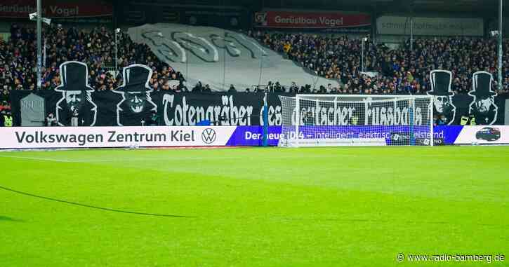 Fadenkreuz-Banner mit Klopp: «Totengräber» des Fußballs