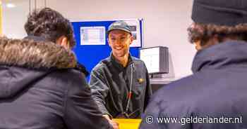 Zij werken in het ‘hotel van de IND’, maar op verjaardagen zwijgen ze daar liever over