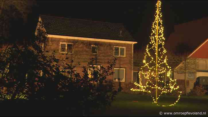 Noordoostpolder - Sfeervol verlichte boerderijen trekken veel publiek: 'Erg mooi, dat lichtspektakel'