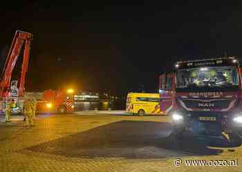 Brandweer haalt persoon van boot in IJmuiden