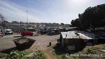 Lancia bastoni contro auto e pattuglia della municipale fuori dal campo rom