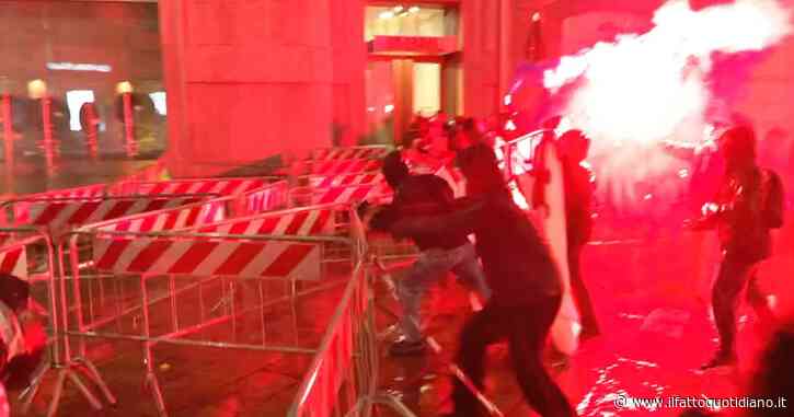 Milano, tensione al corteo contro la guerra e il ddl sicurezza: lancio di petardi e spintoni alle transenne vicino alla Scala