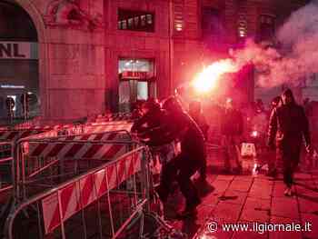 Petardi contro la polizia e letame in piazza. Tensione alla prima della Scala