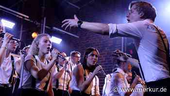 Zwischen Flackerlicht und Kunstnebel: Auer Voices bringen Publikum in der Hopfenhalle zum Tanzen