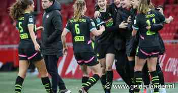 Renate Jansen speelt belangrijke rol bij voetbalsters PSV, dat koppositie overneemt van Ajax