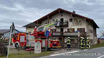 Einsatz bei Traunreut: Mann muss aus 2. Stock gerettet werden - Feuerwehr kümmert sich um Ehefrau