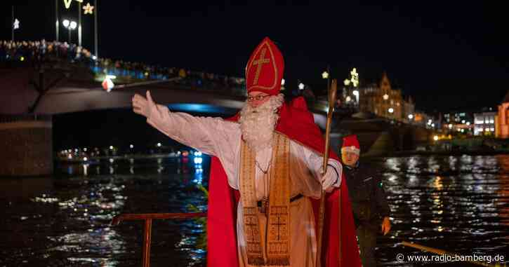 Nikolaus kommt mit dem Boot zu den Kindern