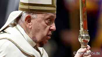 Zuhause verletzt?: Papst Franziskus sorgt mit Hämatom für Aufsehen