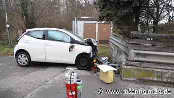 Auto prallt frontal gegen Betonmauer: Passanten versuchen alles - Mann stirbt