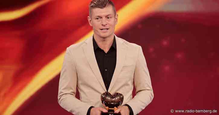 Alle stehen für Toni Kroos auf – nur sein Kind nicht