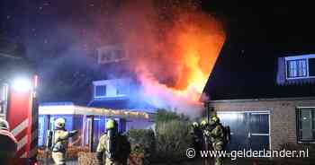 Metershoge vlammen slaan uit schuur in Middelaar, brandweer redt twee huizen: ‘Dat ging hard’