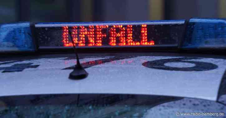 Auto kollidiert mit Betonmauer – Fahrer tot