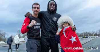 Vechtsportfans wachten uren in de kou voor Verhoeven vs Rigters: 'Mijn man wordt er soms niet goed van’