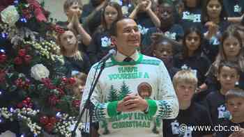 Premier welcomes Manitobans to holiday open house at legislature