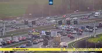 Grote politieac­tie op A4 richting Den Haag: automobilist die stopteken negeerde klemgereden