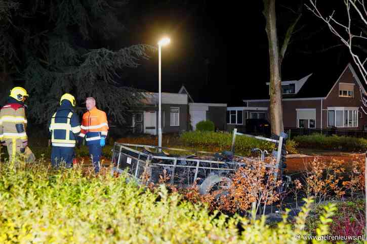 Man gewond als vuurwerk mogelijk ontploft bij in brand gestoken aanhanger